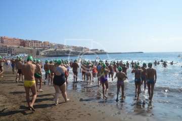  Cristo Cárdenes e Iria Otero, vencedores de la XVI Travesía a Nado de Salinetas (Foto TA)